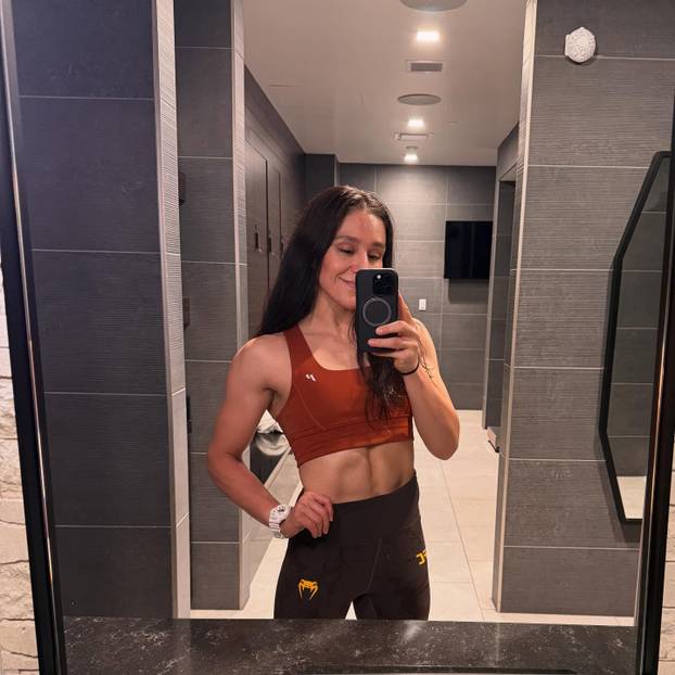 JEZIVE SCENE U UFC-u: Borkinja izgubila svijest nakon brutalnog nokauta! Pobjednica se molila