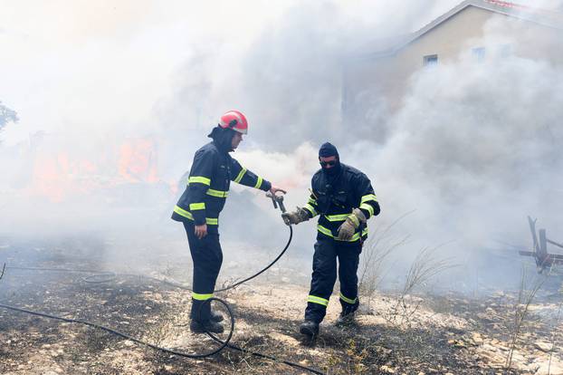 Jak vjetar otežava gašenje požara koji je planuo kod Grebaštice, kanaderi i air tractori u akciji, evakuiraju se kuće