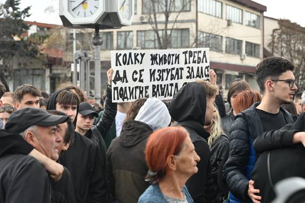 Kočani: Građani odaju počast poginulima u požaru diskoteke