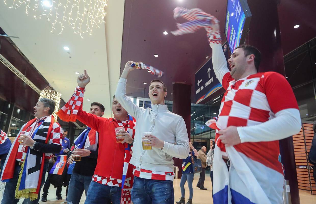 Hrvatski navijači okupirali su Graz na oproštaju, Srba nigdje