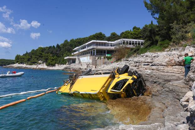 Pula: Na Zlatnim stijenama uklonjen kamion za smeće koji je otklizao u more