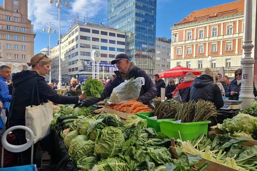 FOTO 'Pa to nije normalno, kila raj&ccaron;ica sedam eura! Nemam ja toliko, kupila sam tri komada'