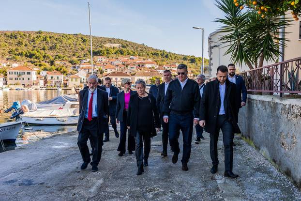 Drvenik Veli: Predsjednik Zoran Milanović položio je vjenac na spomen obilježju “Majka Domovina”