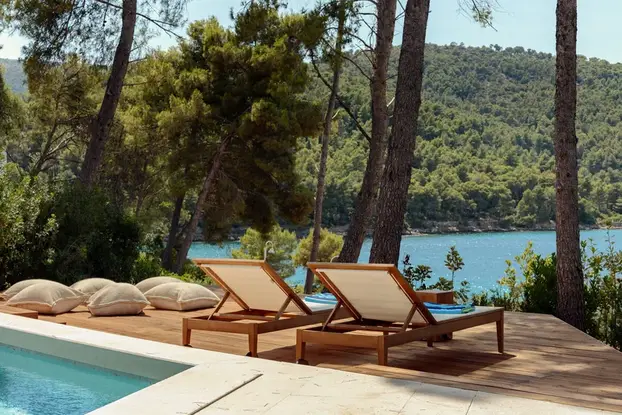 FOTO Prekrasna vila na Hvaru dobila je nagradu za dizajn - neprimjetno uranja u okoliš