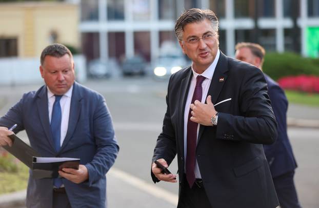 Zagreb: Dolazak uzvanika na svečani koncert u HNK