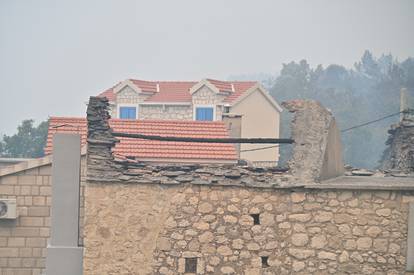 FOTO Teška noć u Tučepima: Umorni vatrogasci leže na cesti, vatra zahvatila kuće, ranč...