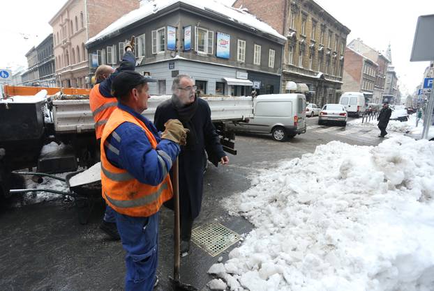 Zagreb: Djelatnici zagrebačkog Holdinga čiste snijeg po gradu