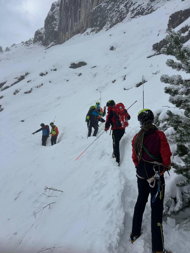 FOTO Pola metra snijega, prijete nove lavine: Ovo su fotografije iz akcije spašavanja Hrvata...