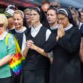 FOTO Procesija u Sinju: Časne mole, a kraj njih gospođa s torbicom u duginim bojama