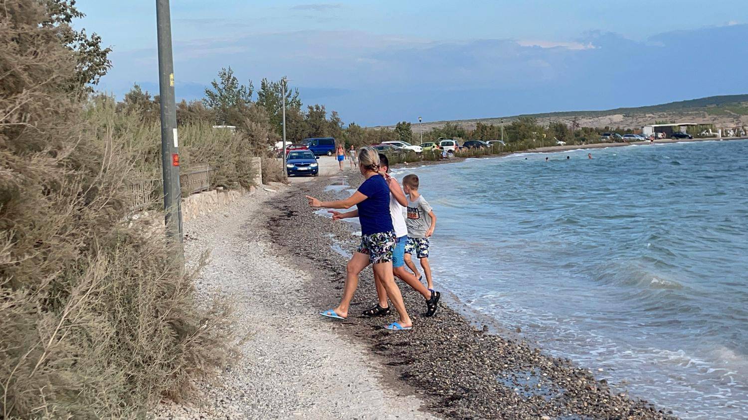 VIDEO Samo u Hrvatskoj auti voze plažom: 'Zabio se u stup, mogao je pogaziti cijelu obitelj!'