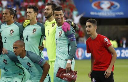 Prošvercao se na grupnu fotku, pogledajte Ronaldovu reakciju