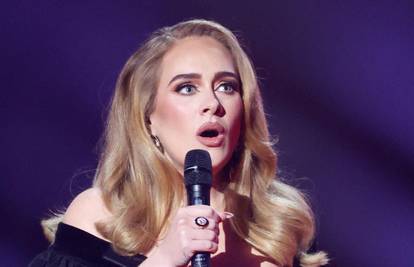 Adele je usred koncerta otkrila: 'Morala sam puzati ovih dana'