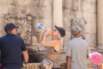 FOTO Dubrovnik se prži na 33°C! Spas od vrućine našli su u moru