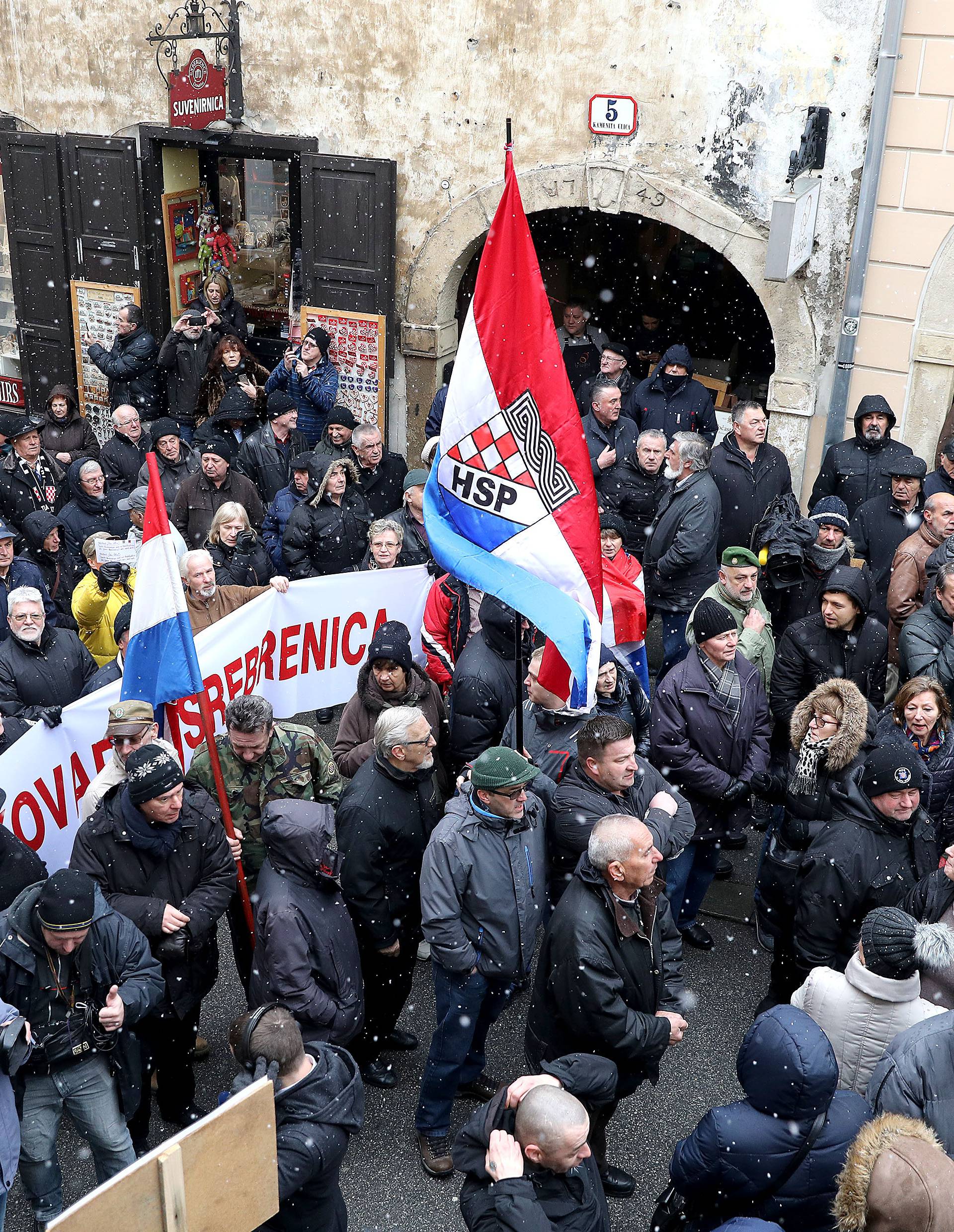 Prosvjednici došli do Kamenitih vrata, dalje ne mogu: 'Izdaja!'