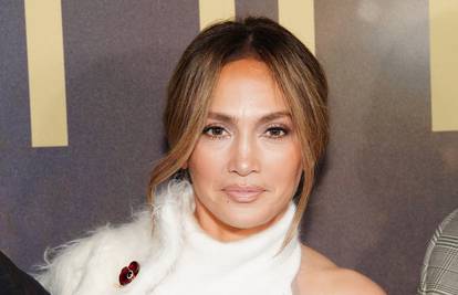 Ajme! Jennifer Lopez 'izbacila' duboki dekolte u mini haljini