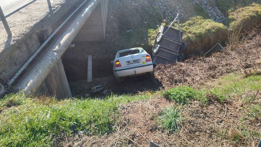 FOTO Prometna u Virju: Auto s prikolicom završio u potoku
