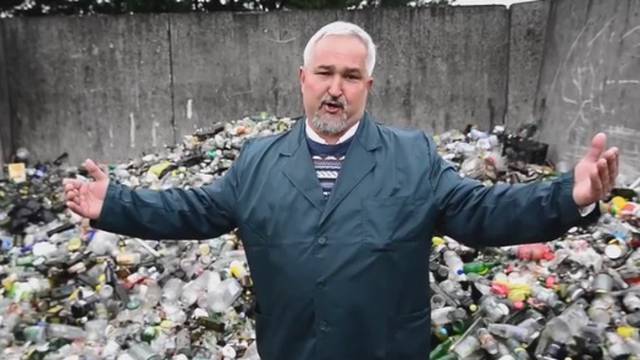 Skromni smetlar Željko pjeva arije dok razvrstava otpad...