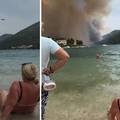 Požar u Dalmaciji nije omeo sve kupače na plaži: Neki iz plićaka prate borbu vatrogasca i vatre