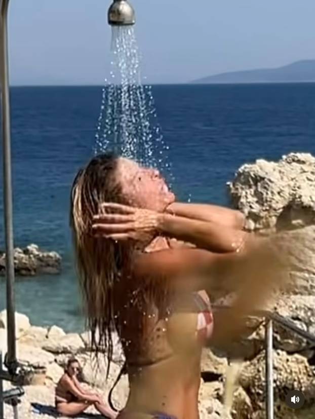 FOTO Mama Renata zatresla bokovima i očarala sve: Ovako je zaplesala u bikiniju na plaži