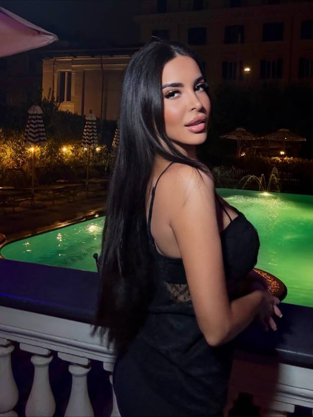 FOTO Tko je bujna TV voditeljica koja se fotkala gola? Šuškalo se da je imala aferu s legendom