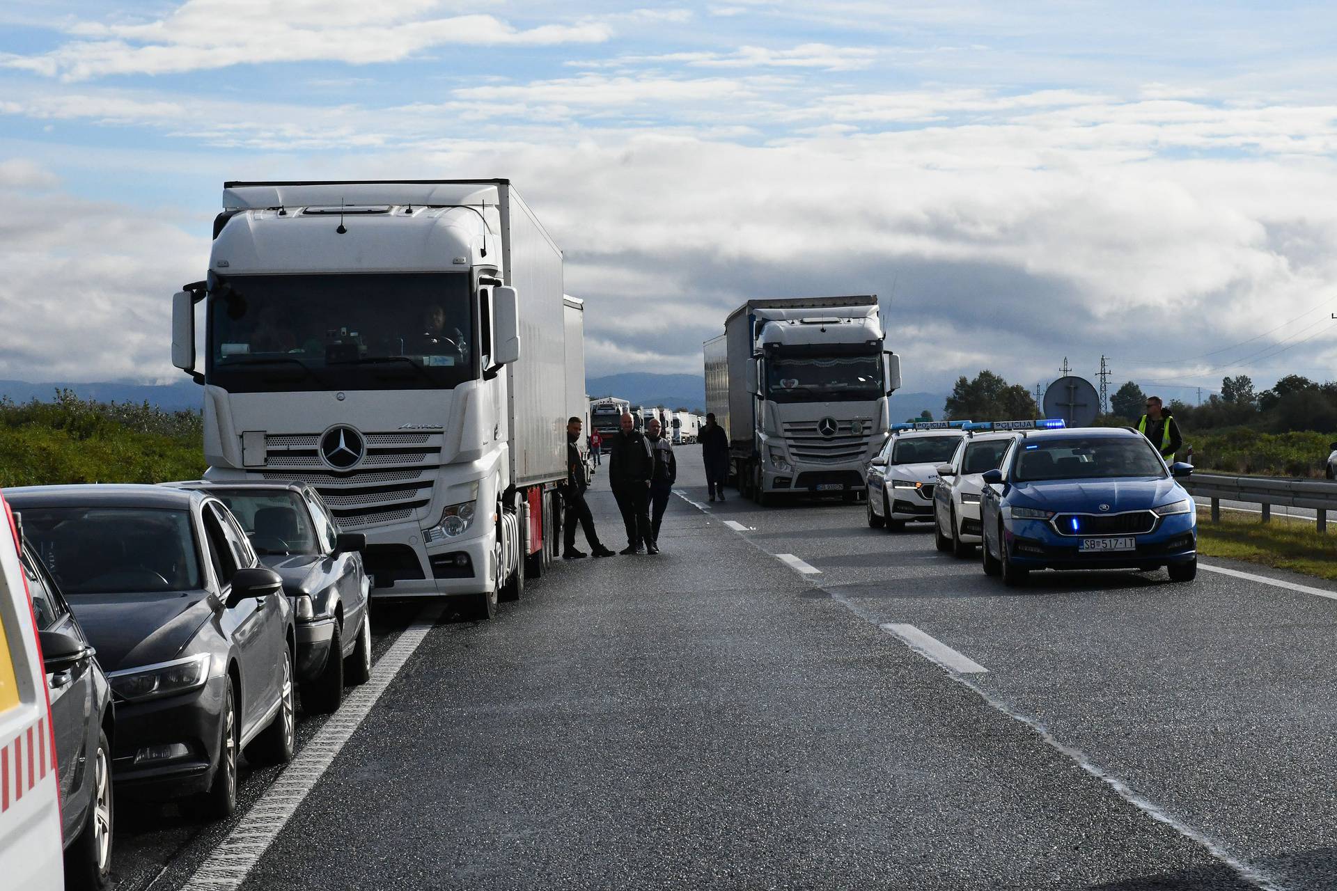 Policija objavila detalje užasa na A3. Neslužbeno doznajemo da je vozač migranata u bijegu!