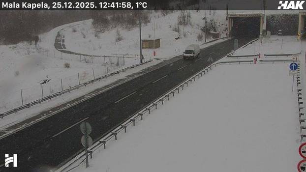 FOTO Pogledajte kakvo je stanje na cestama u Hrvatskoj: Snijeg u Lici, sunce 'provirilo' na jugu