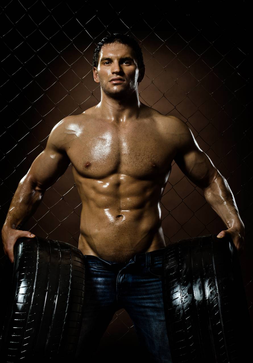 Mišićavo tijelo gladijatora na dohvat ruke