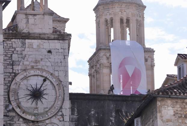 Split: U sklopu humanitarne utrke "Race for the Cure" Ivica Matković postavio zastavu s ružičastom vrpcom na zvonik sv. Duje