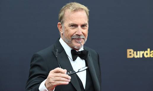 Costner ljubi 31 godinu mla&dstrok;u?