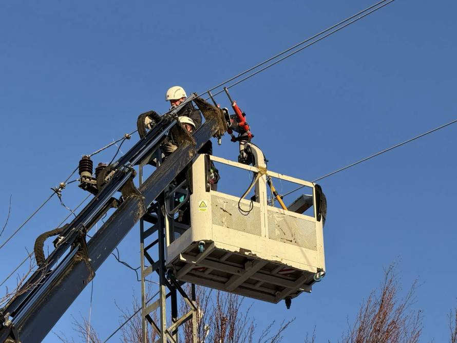Na sjeveru Hrvatske 4. dan su bez struje! 'Smrzavamo se! Sve iz frižidera se kvari, smrdi...'