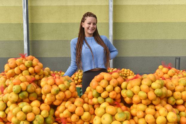 Zagreb: Prodavačica mandarina Kristina Penava ponovno prodaje mandarine na štandu 
