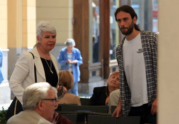 Zagreb: Jadranka Kosor sa sinom Lovrom i ?irom Blaževi?em ispijala kavu