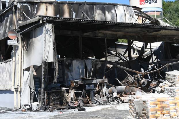 Nakon velikog požara tvornica Baumit u Siraču potpuno je uništena