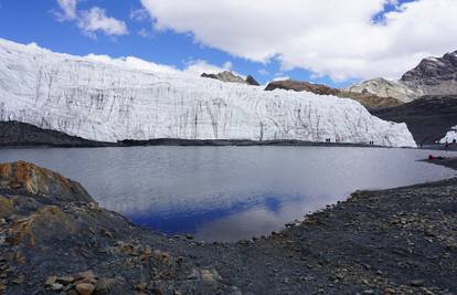 VIDEO Sve veće temperature dovode do otapanja ledenjaka i stvaranja novih laguna