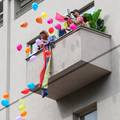FOTO Evo kako su građani na balkonu pozdravili povorku