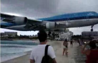 Avion na Karibima prošao tik iznad glava kupača