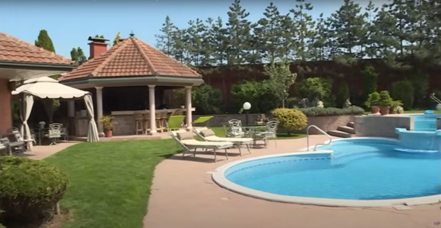 Sve pršti od luksuza: Lepa Brena prodaje vilu Aleksandri Prijović. Evo kako izgleda raskošna kuća