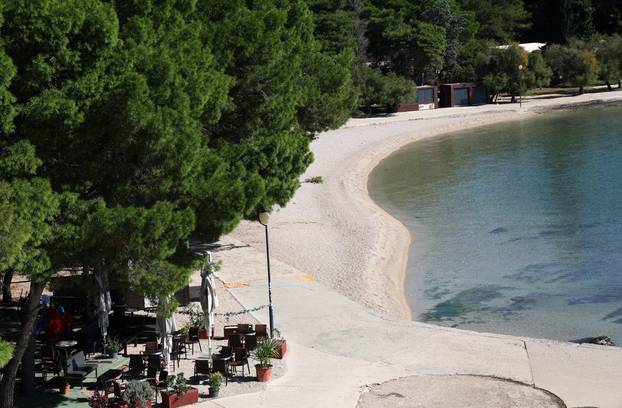Vodice: Puste i prazne plaže ispred hotela Imperial i Hotel Olympia Sky