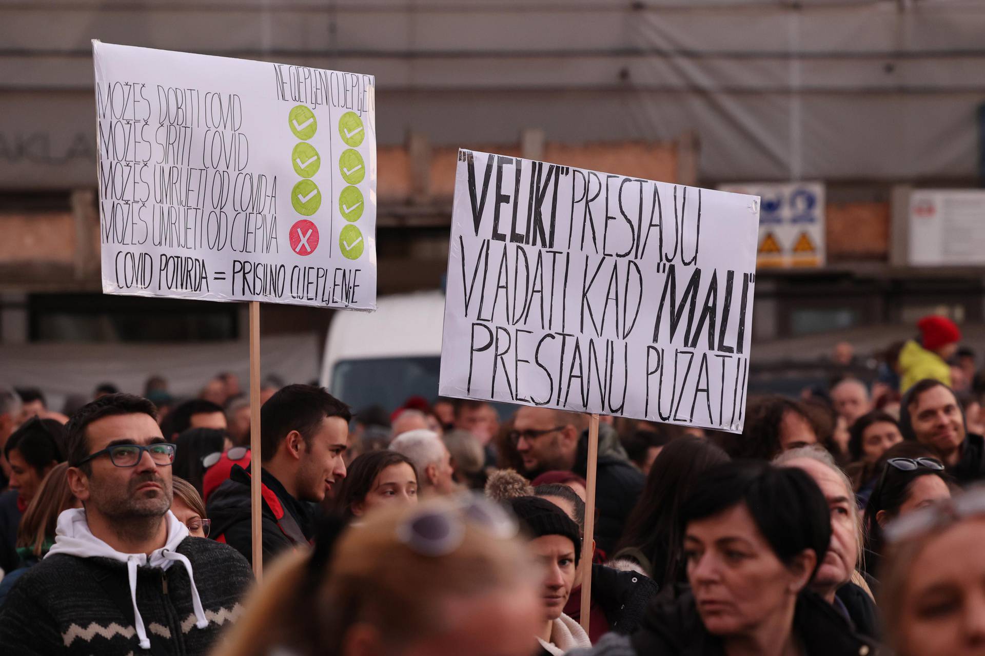 Veliki prosvjed u Zagrebu protiv COVID potvrda okupio tisuće prosvjednika