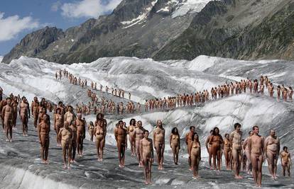 Švicarska: Oko 600 ljudi golo poziralo na glečeru