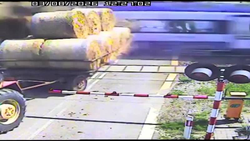 VIDEO Trenutak užasa: Pijan traktorom stao na prijelazu, a onda je naletio putnički vlak
