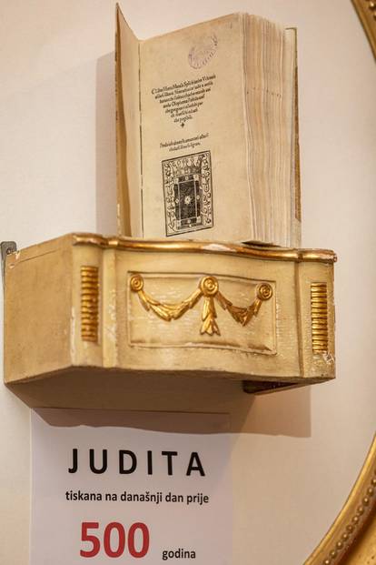 U klaustru samostana Male braće  izložena knjiga Judita, Marka Marulića