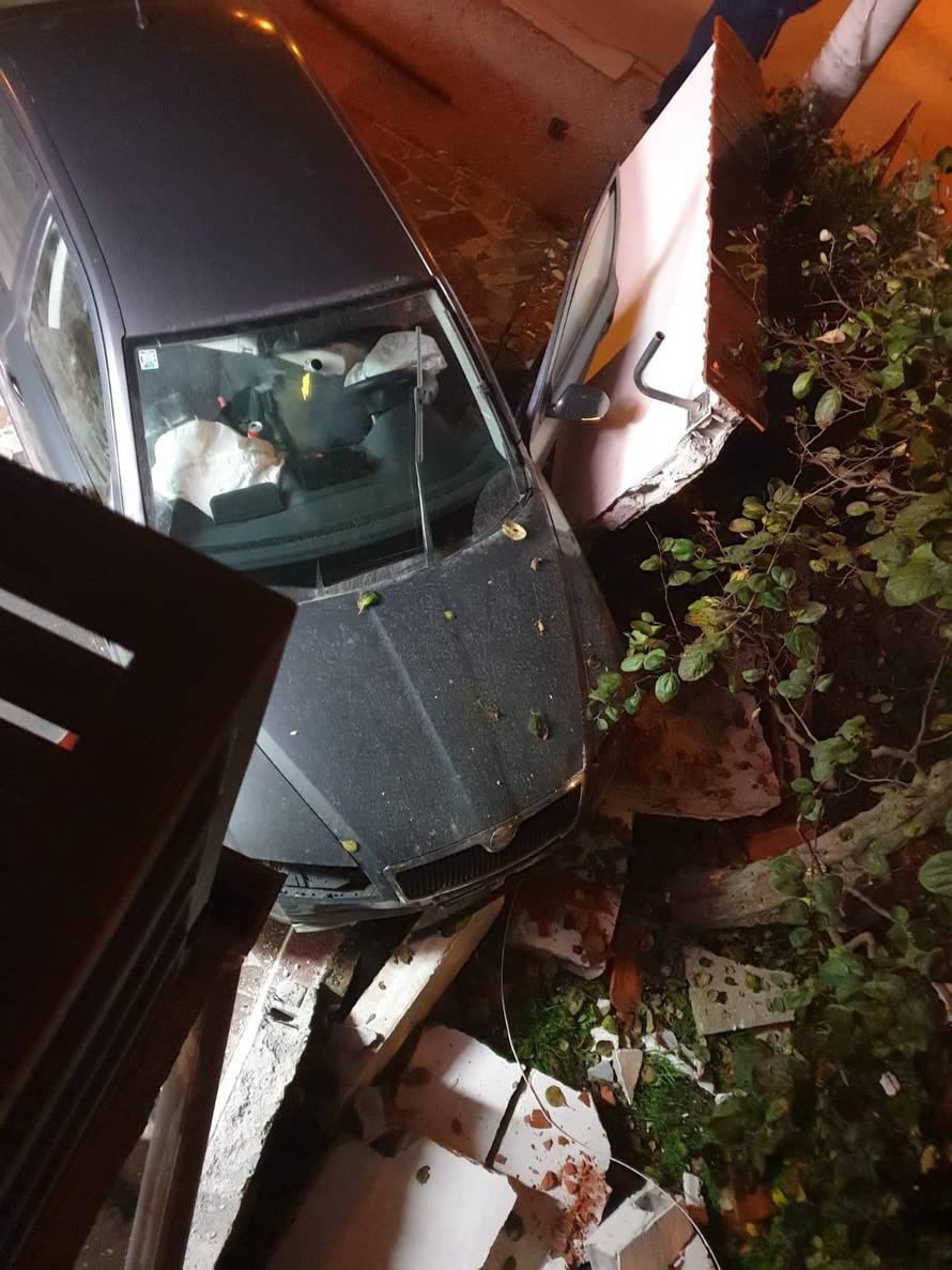 Krš i lom u Velikoj Mlaki: 'Zabio  nam se autom u kuću, pokušao se izvući, ali je zapeo za blok'