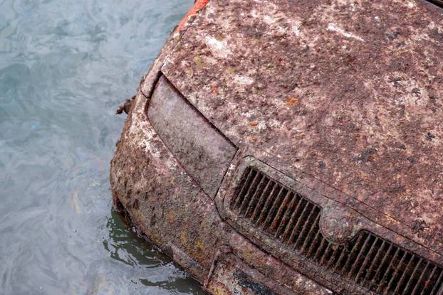 Zadar: Izvlačenje auta koji je 18 godina bio u moru