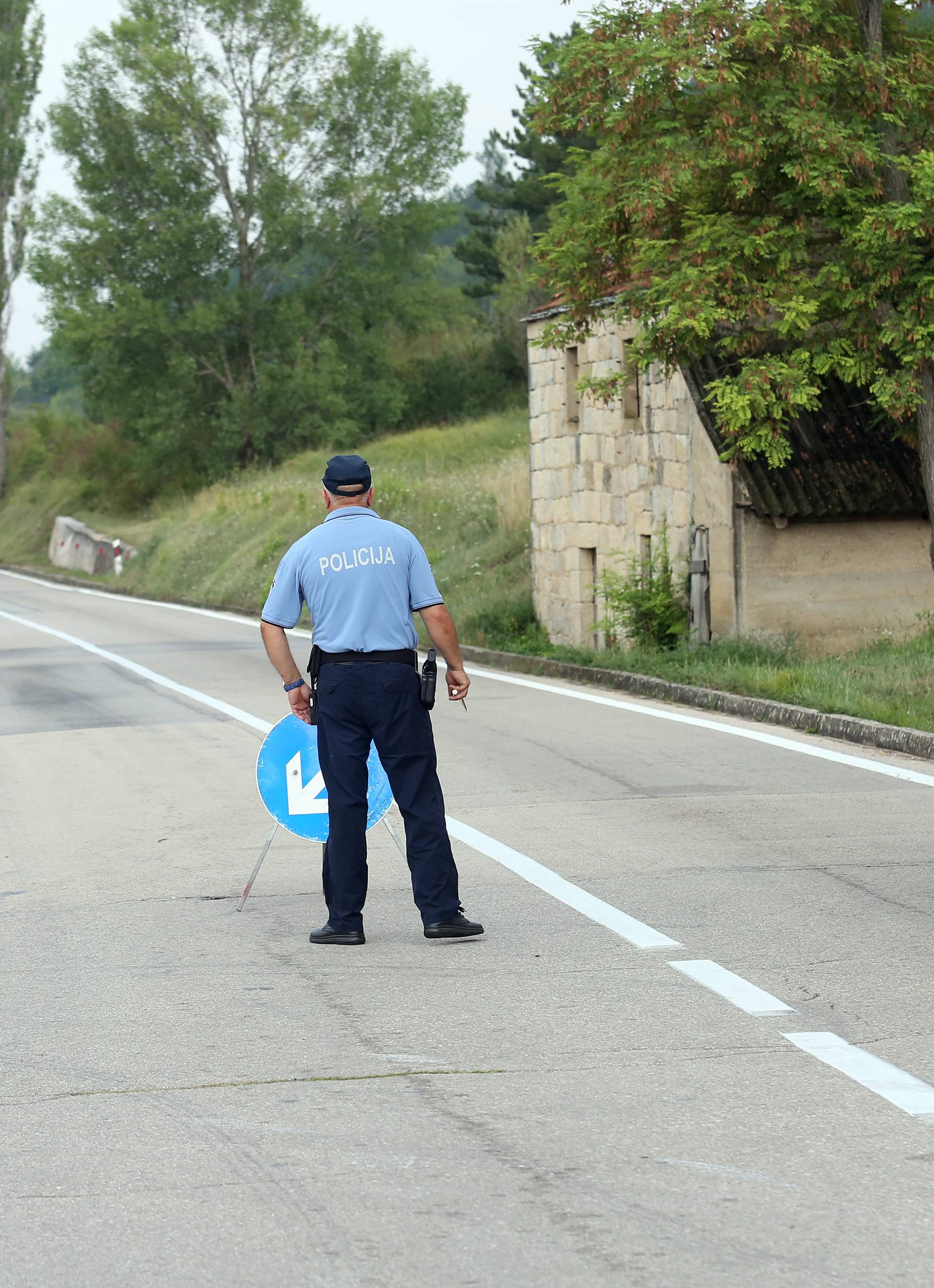 Crivac: ViÅ¡e ozlijeÄenih osoba u sudaru tri vozila i jednog vojnog