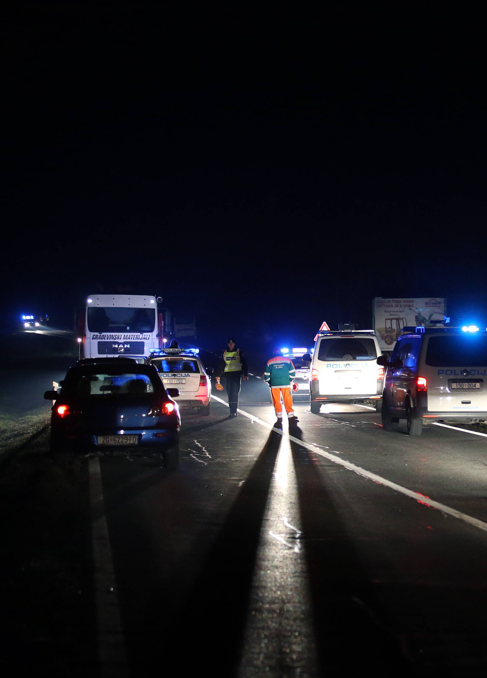 Dio prikolice s kamiona udario u bus? Poginula je jedna osoba