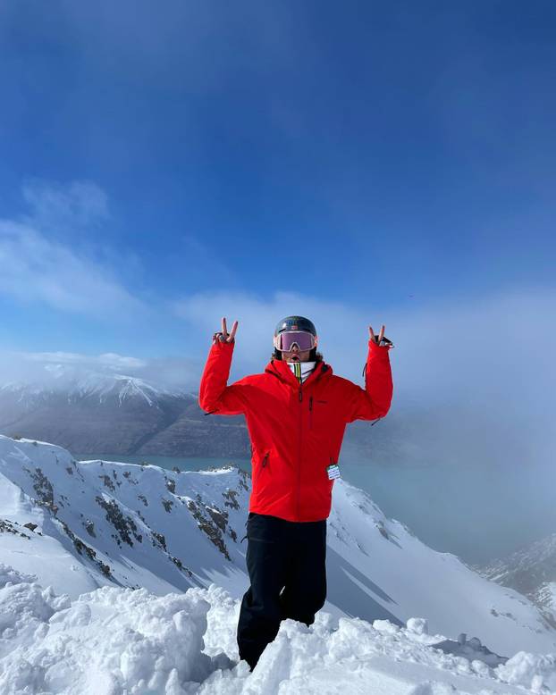 FOTO 'Alpski modni mačak' voli nositi bunde, suknje i lakirati nokte. Sad dominira skijanjem