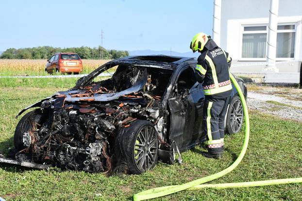 FOTO Izgorjeli skupocjeni auti kraj Požege: Viličarima ih iznosili da spriječe katastrofu