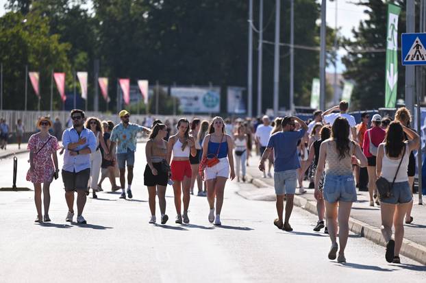 Zagreb: Na Hipodromu se okupljaju fanovi Eda Sheerana gdje će se večeras održati koncert