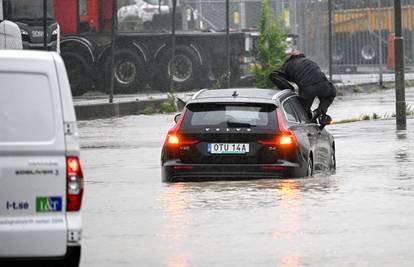 Oluja Hans pogodila Švedsku i Norvešku, potopljeni domovi. Ljudima rekli da rade od kuće